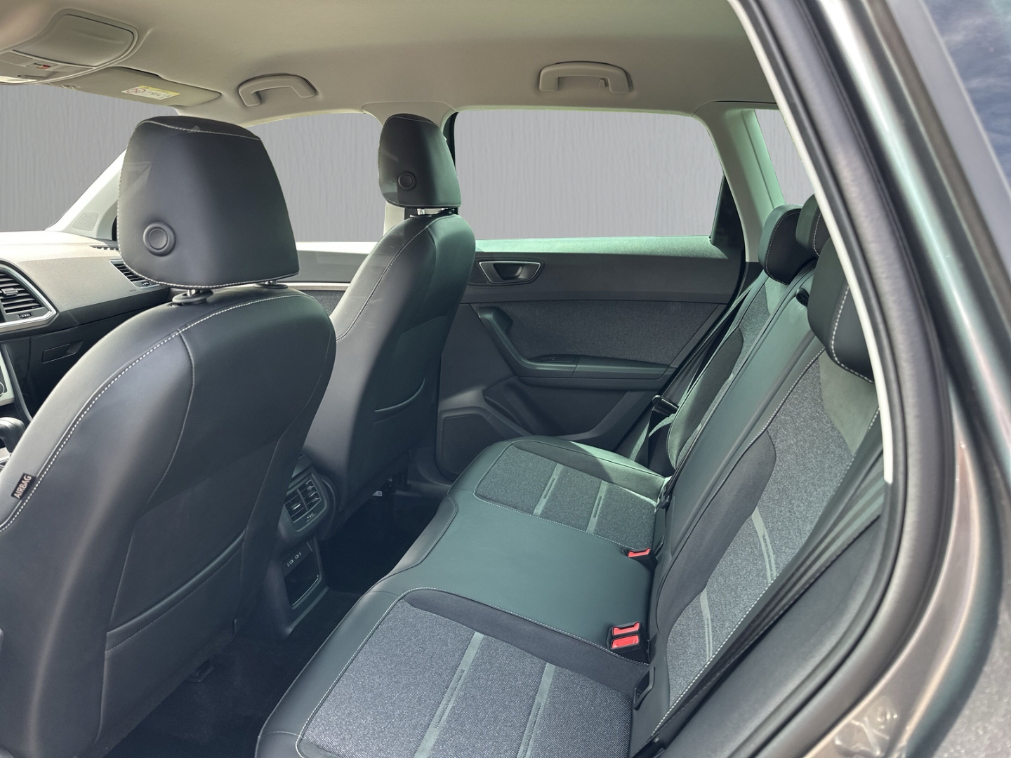 Fahrzeugabbildung SEAT Ateca 1.5 TSI DSG Experience ACC Navi SHZ R-Kam