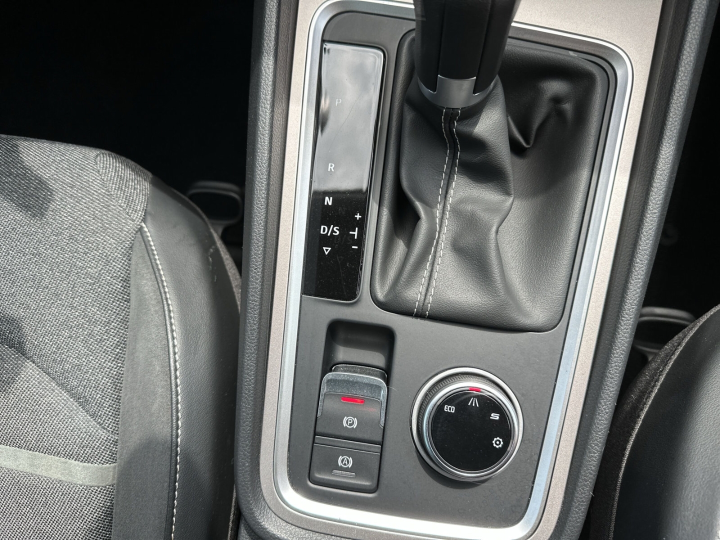 Fahrzeugabbildung SEAT Ateca 1.5 TSI DSG Experience ACC Navi SHZ R-Kam