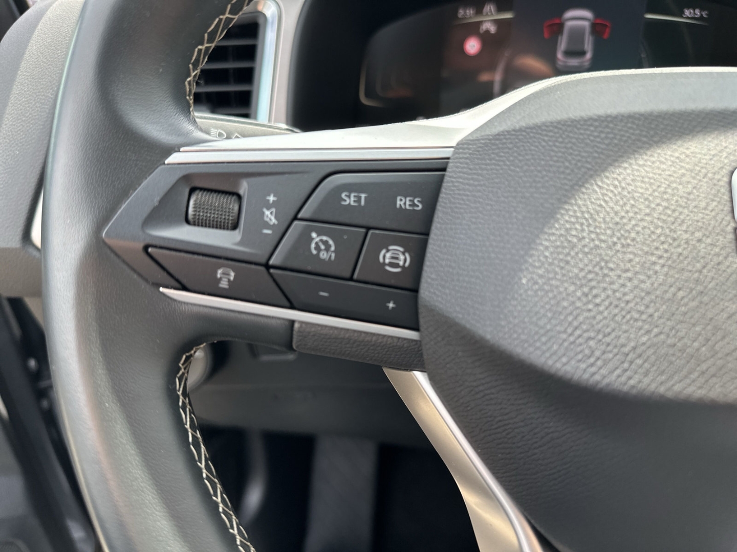 Fahrzeugabbildung SEAT Ateca 1.5 TSI DSG Experience ACC Navi SHZ R-Kam