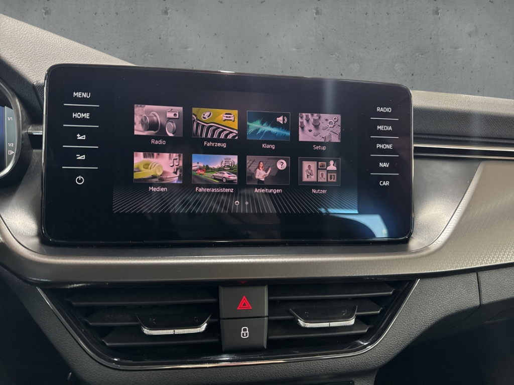 Fahrzeugabbildung SKODA Kamiq 1.0 TSI CLEVER PDCv+h SHZ Temp Navi LenkradHZG LED