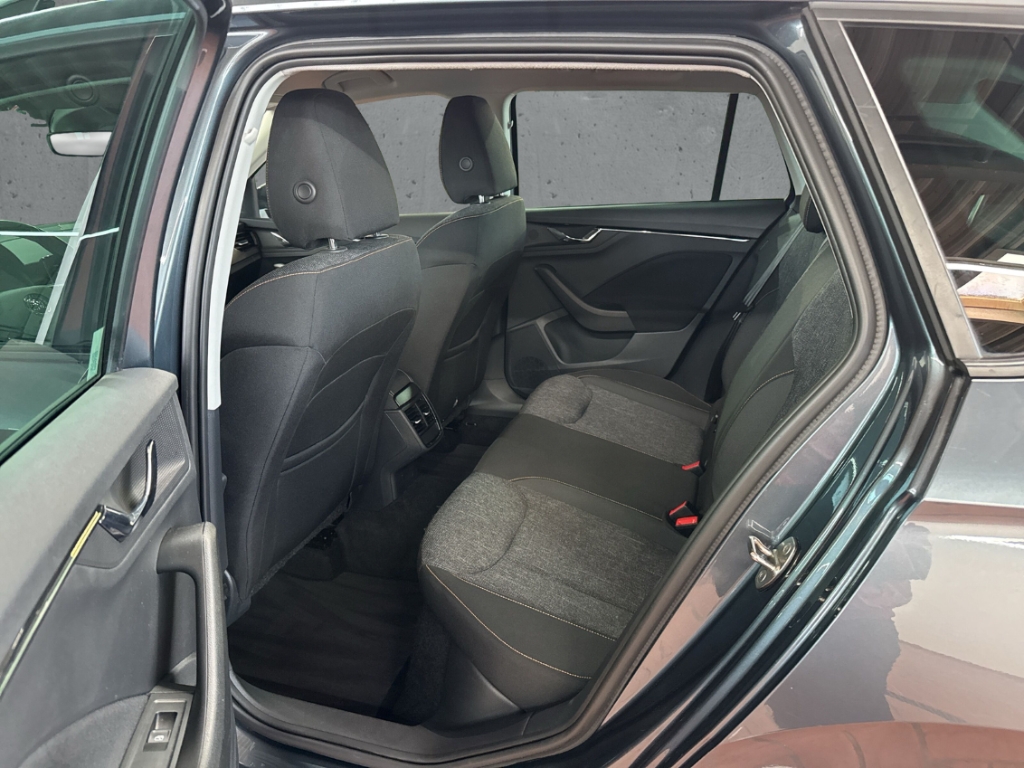 Fahrzeugabbildung SKODA Kamiq 1.0 TSI CLEVER PDCv+h SHZ Temp Navi LenkradHZG LED