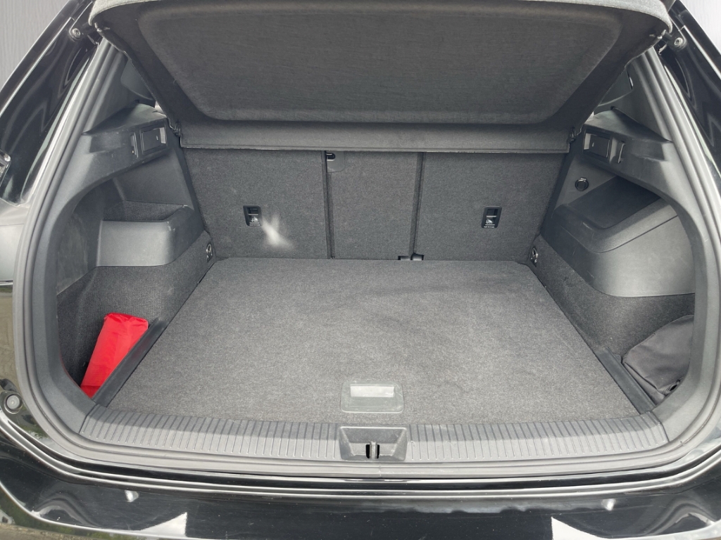 Fahrzeugabbildung Volkswagen Tiguan 1.5 eTSI DSG Goal IQ.Light AHK SHZ Navi PDC
