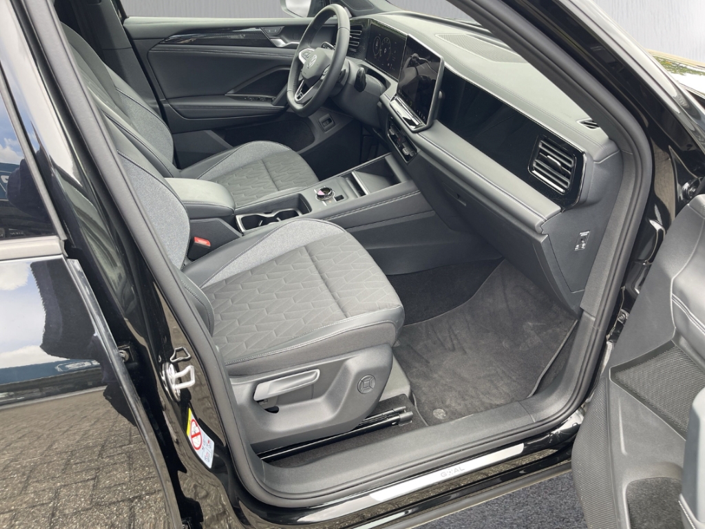 Fahrzeugabbildung Volkswagen Tiguan 1.5 eTSI DSG Goal IQ.Light AHK SHZ Navi PDC
