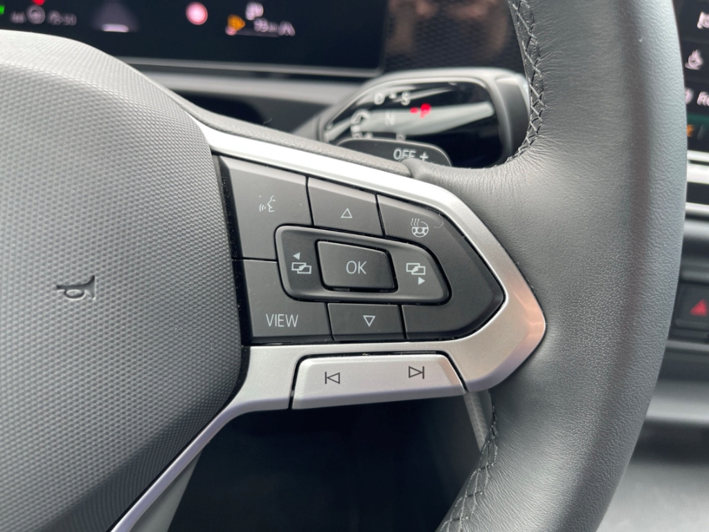 Fahrzeugabbildung Volkswagen Tiguan 1.5 eTSI DSG Goal IQ.Light AHK SHZ Navi PDC