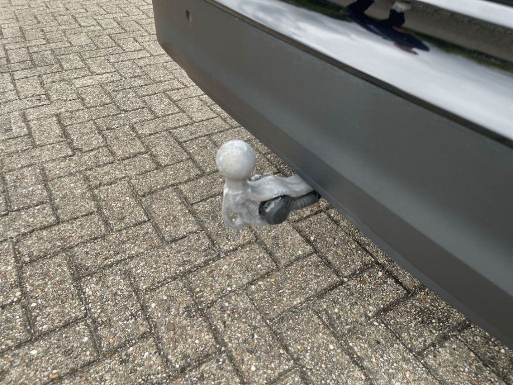 Fahrzeugabbildung Volkswagen Tiguan 1.5 eTSI DSG Goal IQ.Light AHK SHZ Navi PDC