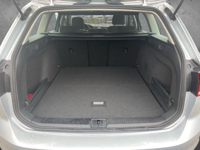 Fahrzeugabbildung Volkswagen Passat TDI Variant NAV SHZ ACC SPUR CARPLAY