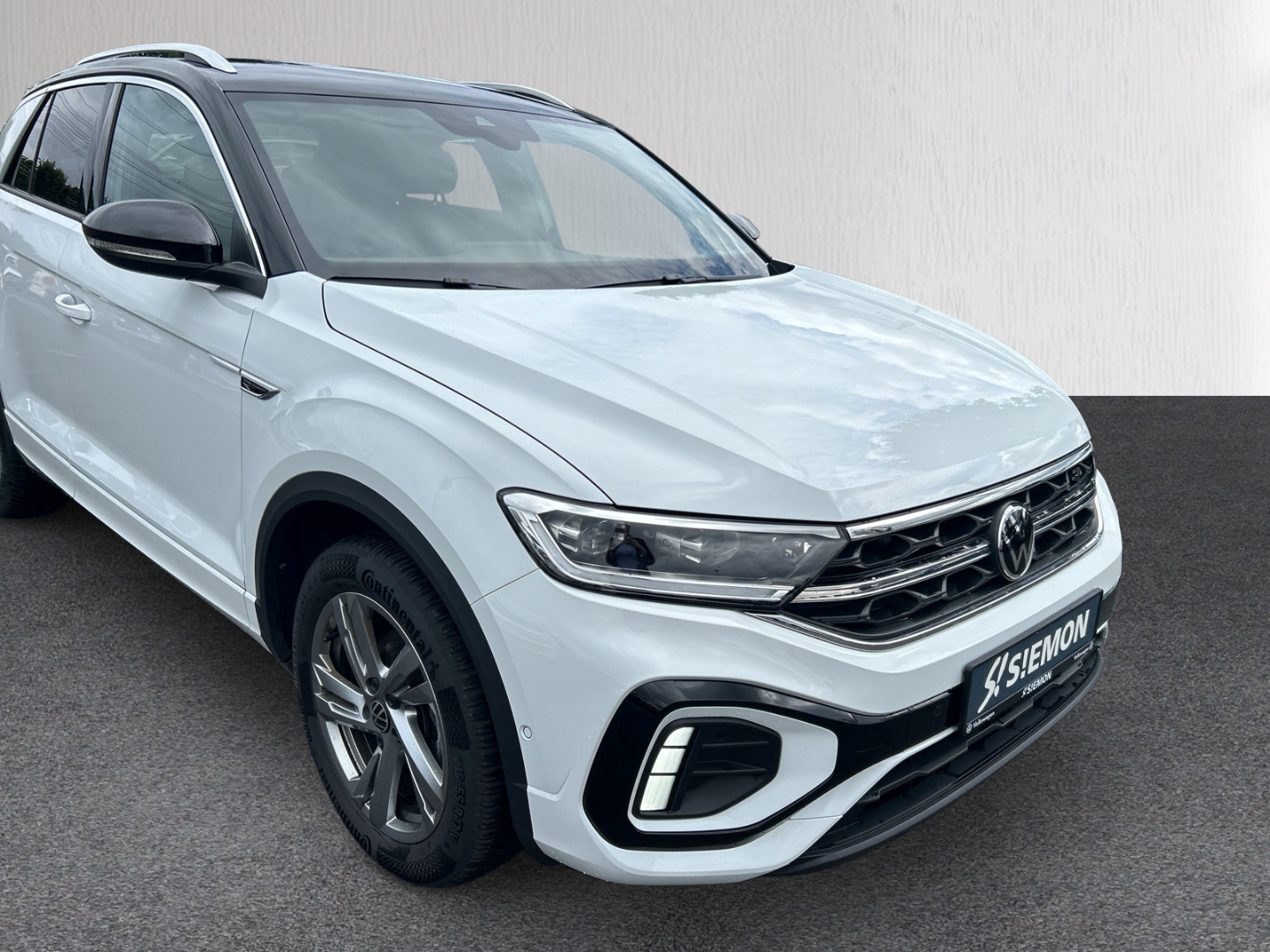 Fahrzeugabbildung Volkswagen T-Roc 1.5 TSI DSG R-Line AHK LED+ Navi ACC R-Kam