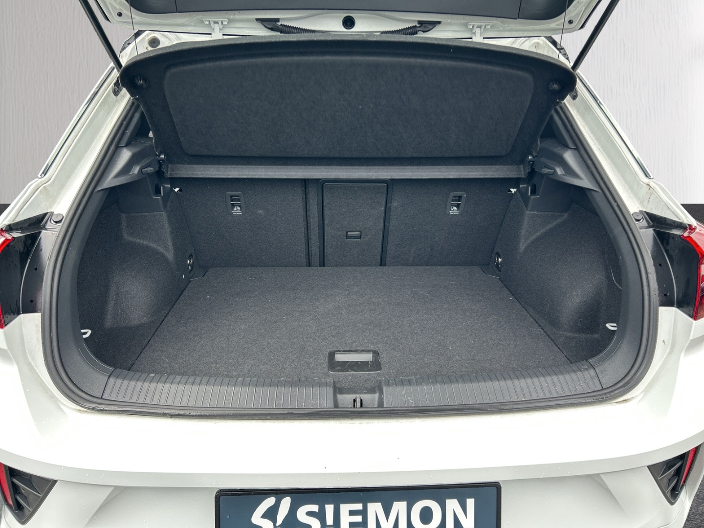 Fahrzeugabbildung Volkswagen T-Roc 1.5 TSI DSG R-Line AHK LED+ Navi ACC R-Kam