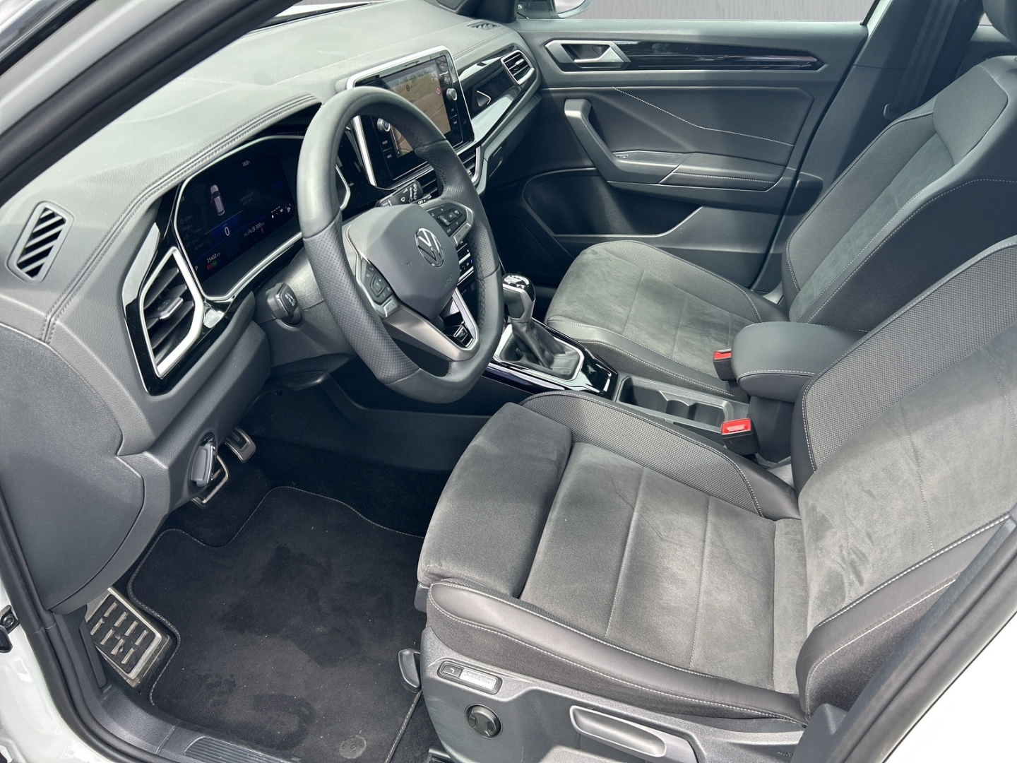 Fahrzeugabbildung Volkswagen T-Roc 1.5 TSI DSG R-Line AHK LED+ Navi ACC R-Kam