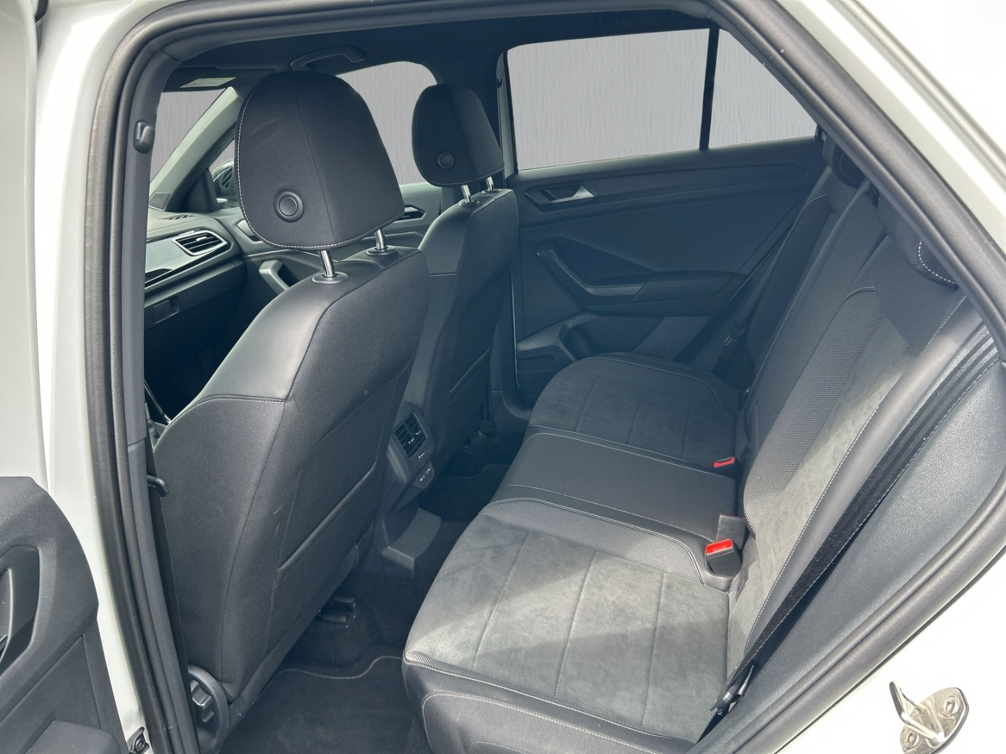 Fahrzeugabbildung Volkswagen T-Roc 1.5 TSI DSG R-Line AHK LED+ Navi ACC R-Kam