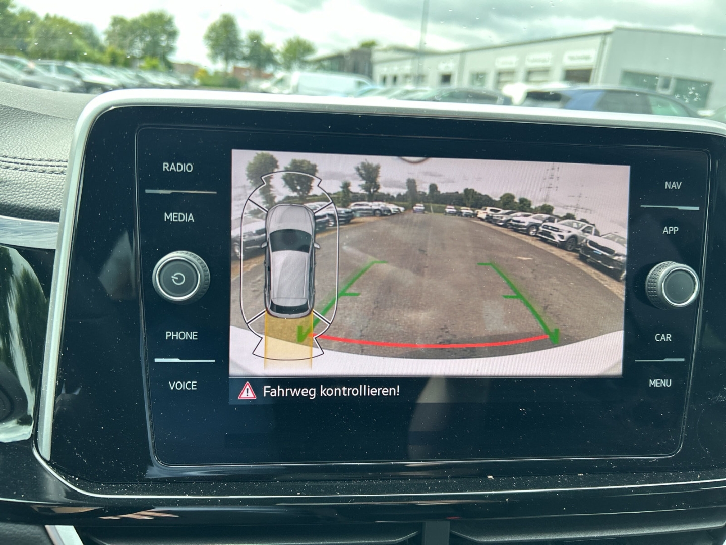 Fahrzeugabbildung Volkswagen T-Roc 1.5 TSI DSG R-Line AHK LED+ Navi ACC R-Kam