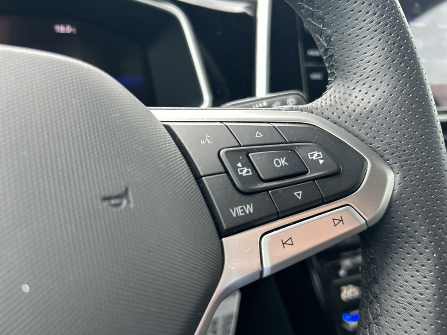 Fahrzeugabbildung Volkswagen T-Roc 1.5 TSI DSG R-Line AHK LED+ Navi ACC R-Kam