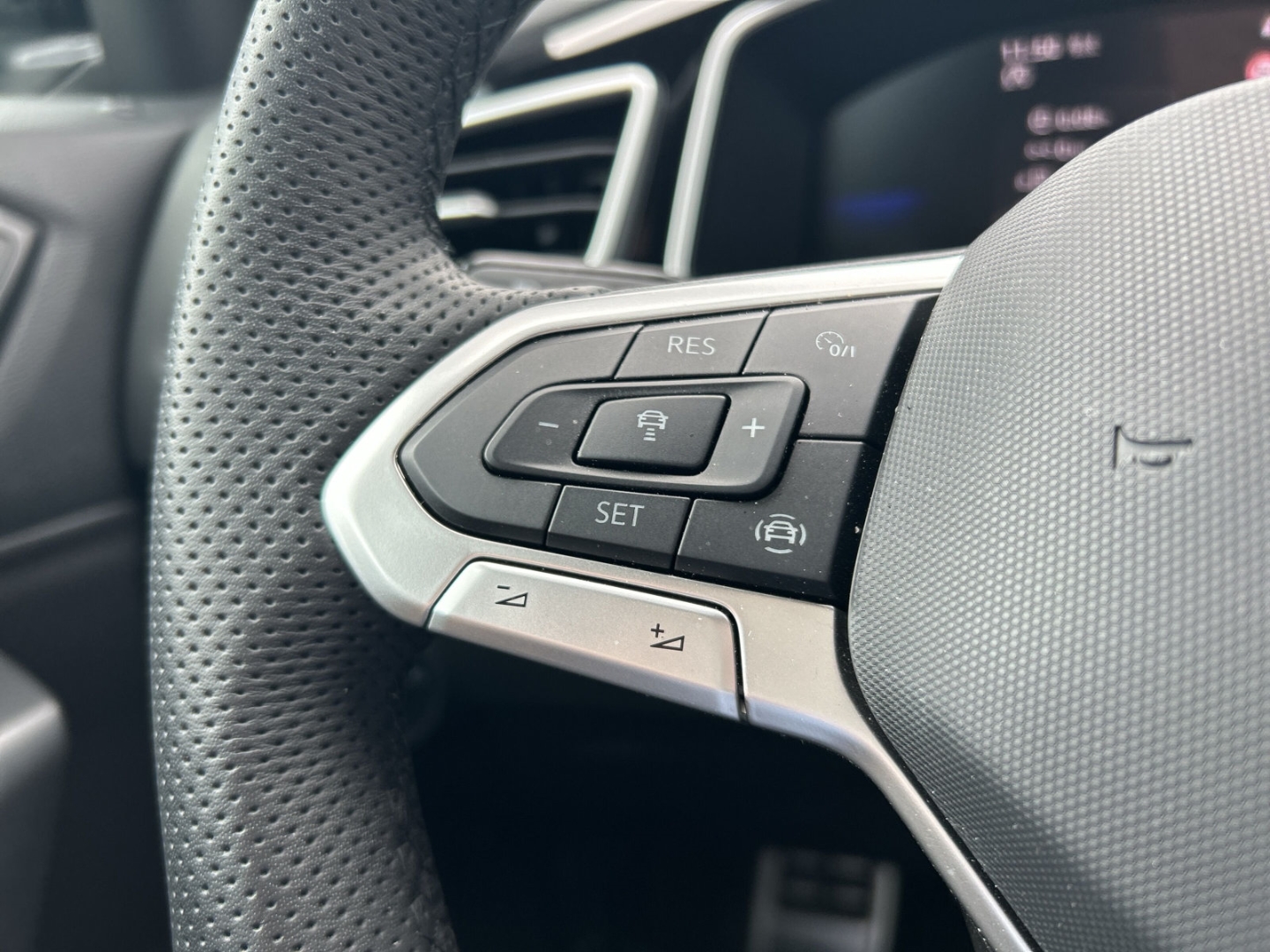 Fahrzeugabbildung Volkswagen T-Roc 1.5 TSI DSG R-Line AHK LED+ Navi ACC R-Kam