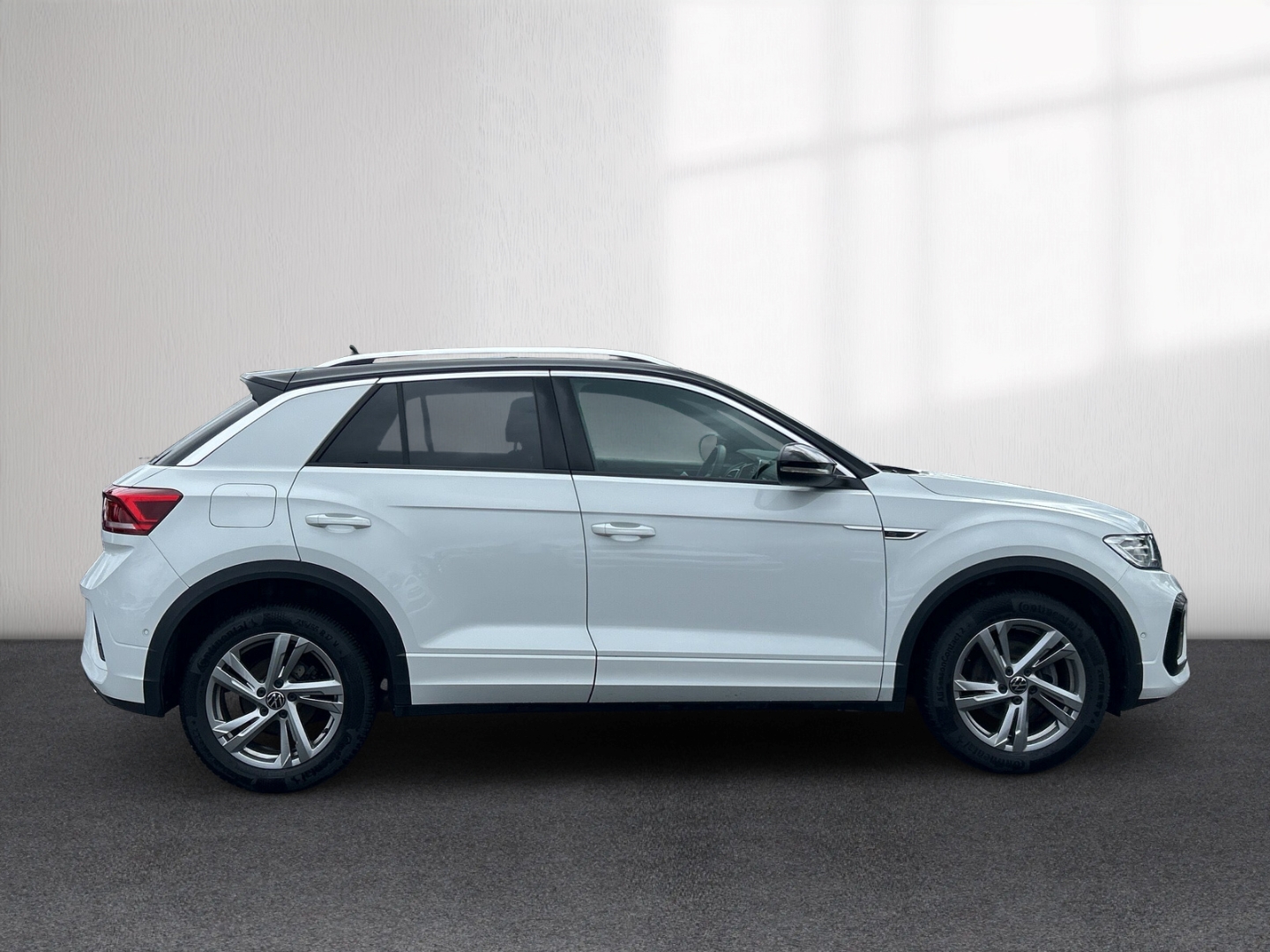 Fahrzeugabbildung Volkswagen T-Roc 1.5 TSI DSG R-Line AHK LED+ Navi ACC R-Kam
