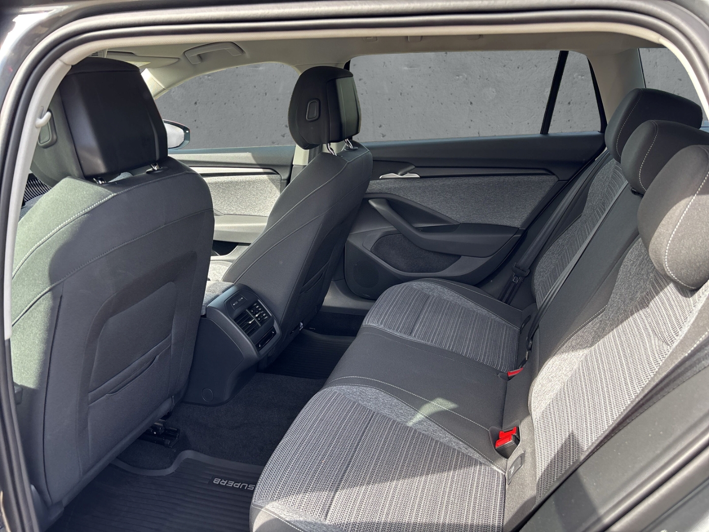 Fahrzeugabbildung SKODA Superb 1.5 mHEV DSG Selection AHK SHZ RFK LED Te