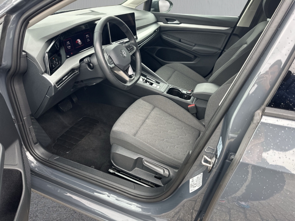 Fahrzeugabbildung Volkswagen Golf Variant 1.5 eTSI 110 Life ACC LED SHZ GJR Privacy