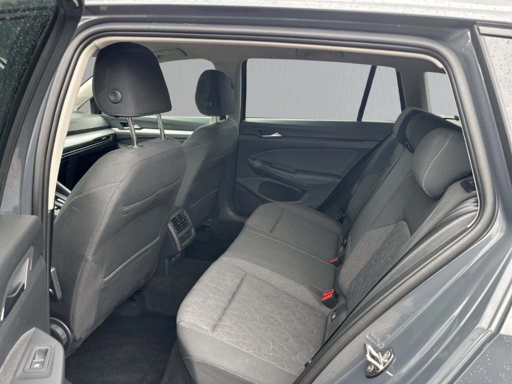 Fahrzeugabbildung Volkswagen Golf Variant 1.5 eTSI 110 Life ACC LED SHZ GJR Privacy