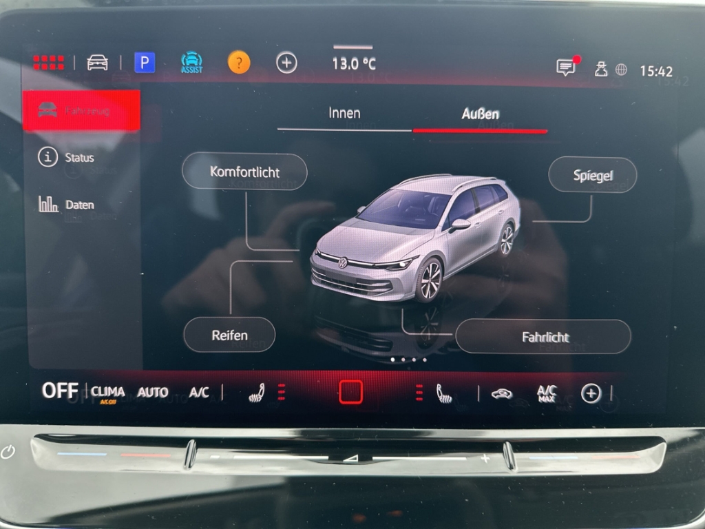 Fahrzeugabbildung Volkswagen Golf Variant 1.5 eTSI 110 Life ACC LED SHZ GJR Privacy