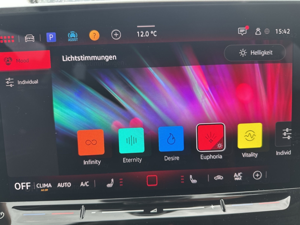 Fahrzeugabbildung Volkswagen Golf Variant 1.5 eTSI 110 Life ACC LED SHZ GJR Privacy