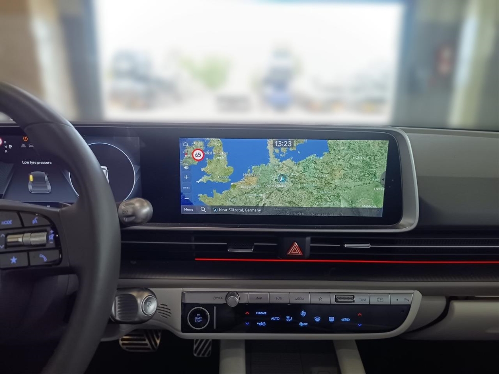 Fahrzeugabbildung Hyundai IONIQ 6 77,4kWh 2WD UNIQ Digi-Spiegel 20LM Schiebedach HUD Navi Digitales Cockpit