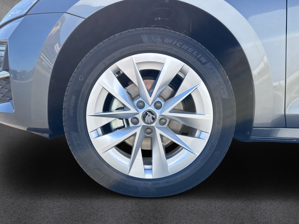Fahrzeugabbildung SKODA Octavia Combi 2.0 TDI DSG SELECTION Navi AHK LM17