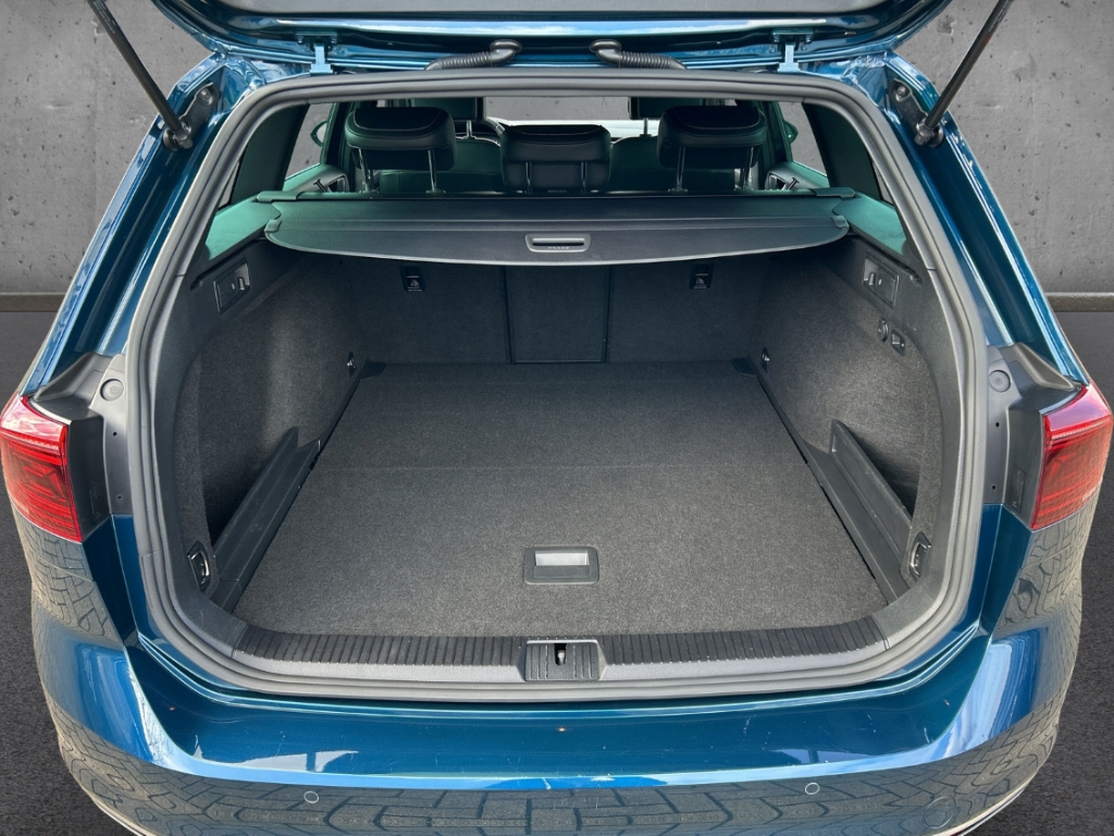 Fahrzeugabbildung Volkswagen Passat Variant TDI DSG R-Line AHK MatrLED Navi