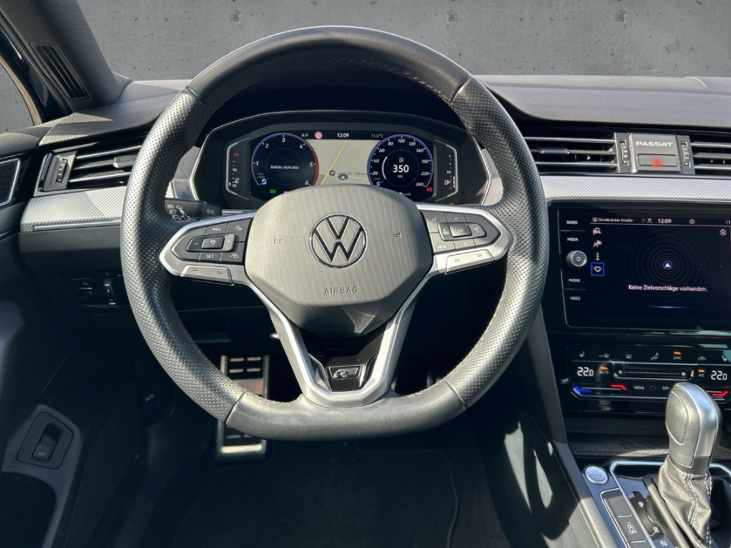 Fahrzeugabbildung Volkswagen Passat Variant TDI DSG R-Line AHK MatrLED Navi