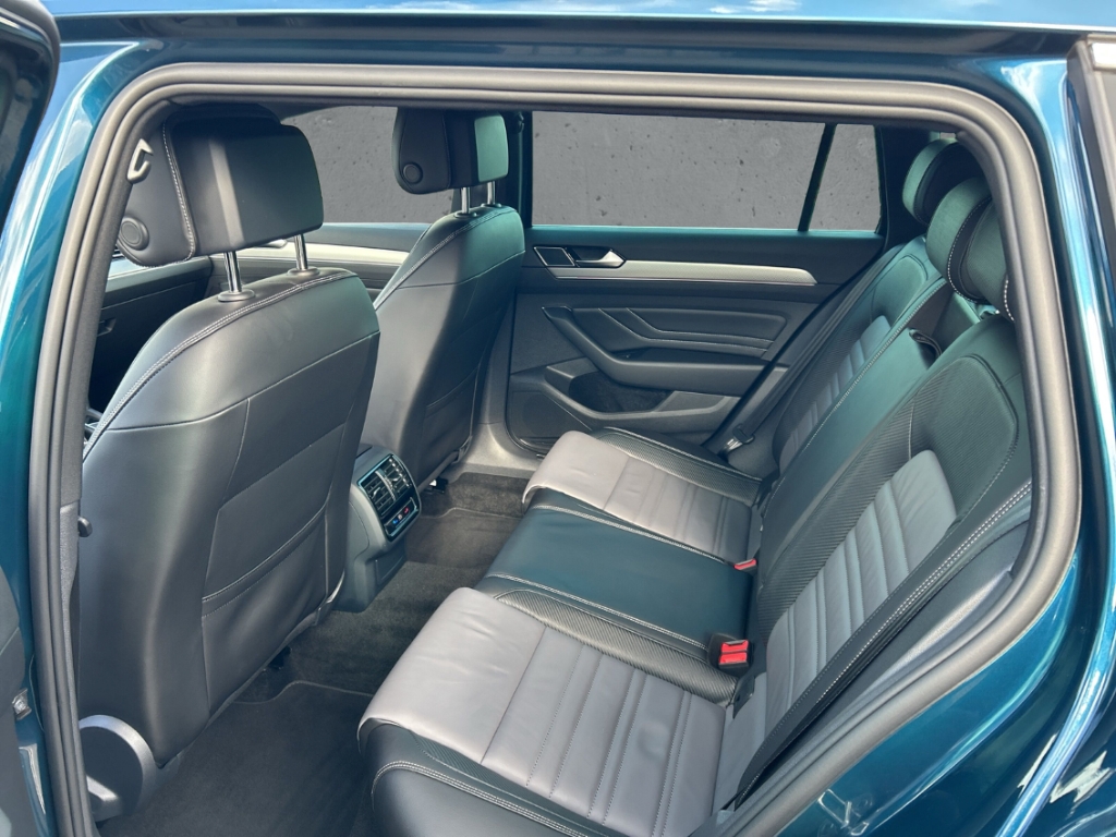 Fahrzeugabbildung Volkswagen Passat Variant TDI DSG R-Line AHK MatrLED Navi