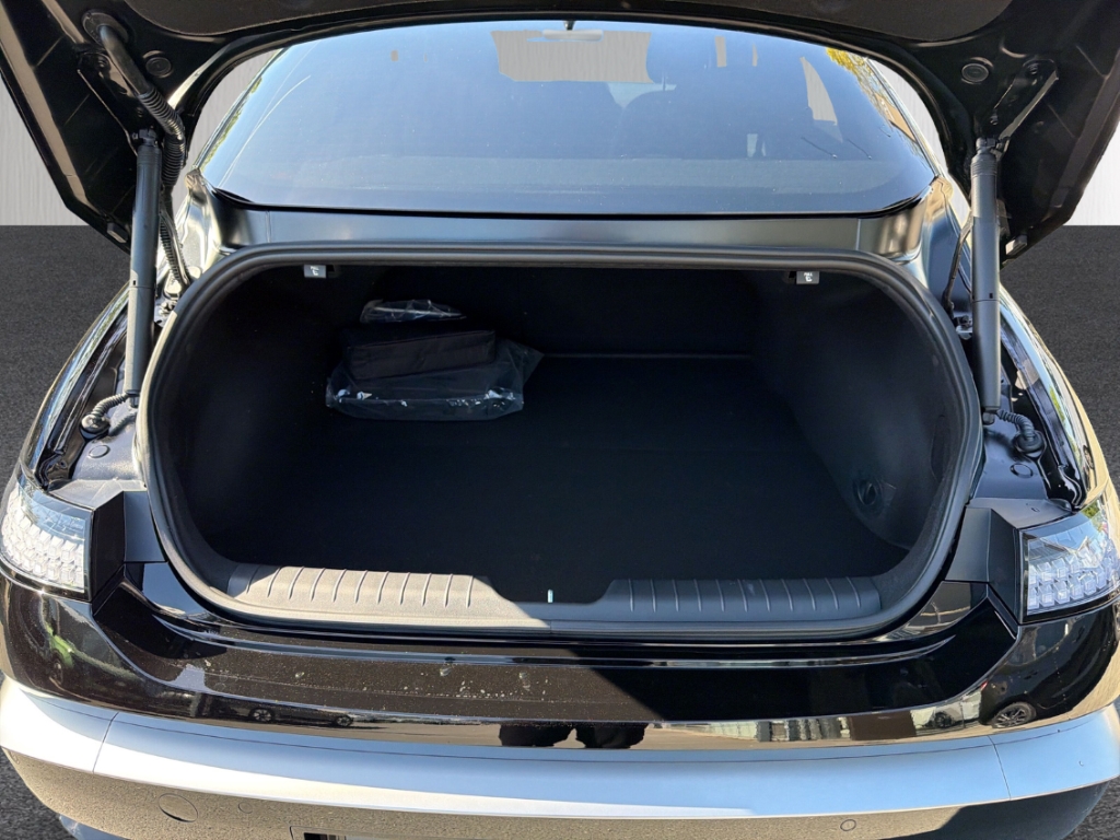 Fahrzeugabbildung Hyundai IONIQ 6 EV FL MY26 84kWh 2WD CENTRIQ Matrix LED Blendfreies Fernl. Kurvenlicht ACC
