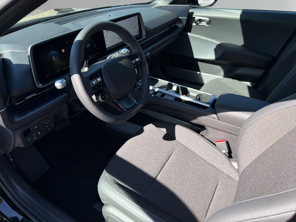 Fahrzeugabbildung Hyundai IONIQ 6 EV FL MY26 84kWh 2WD CENTRIQ Matrix LED Blendfreies Fernl. Kurvenlicht ACC