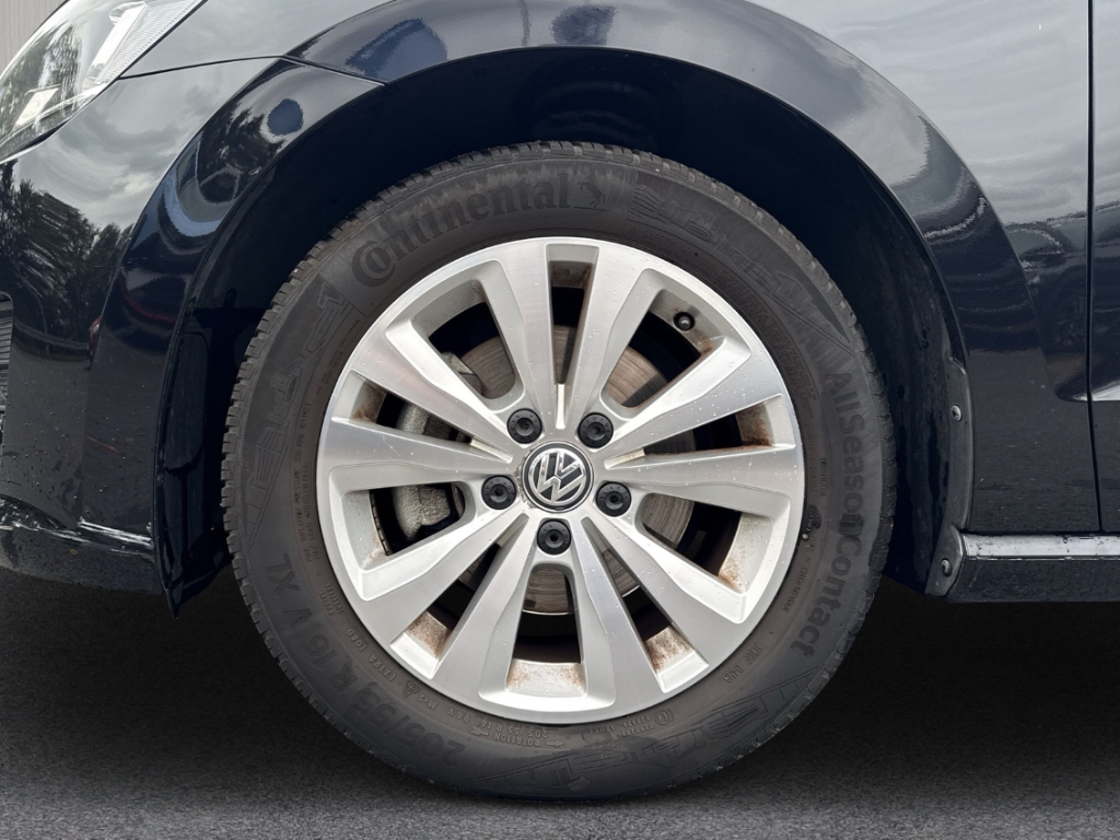 Fahrzeugabbildung Volkswagen Golf Sportsvan VII Comfortline 1.4 Climatronic ACC PDC Navi Kamera