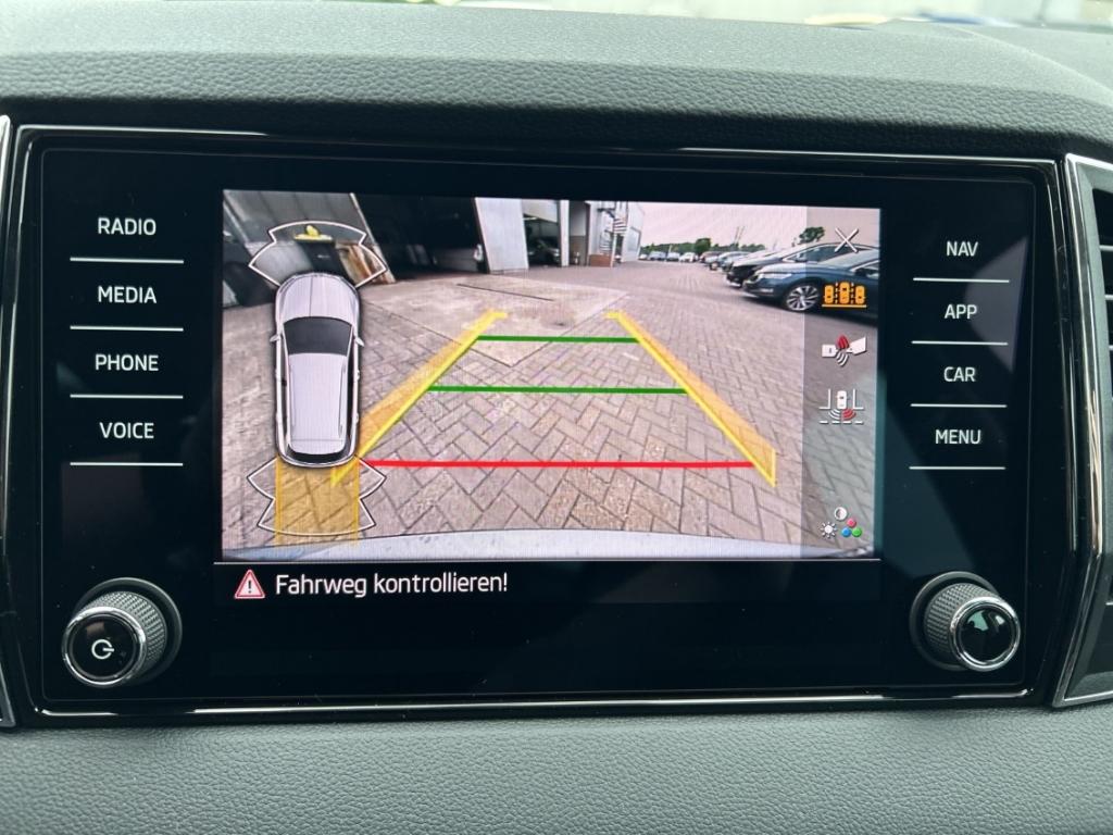 Fahrzeugabbildung SKODA Karoq 1.0 TSI Selection LED AHK Park Winter Komf