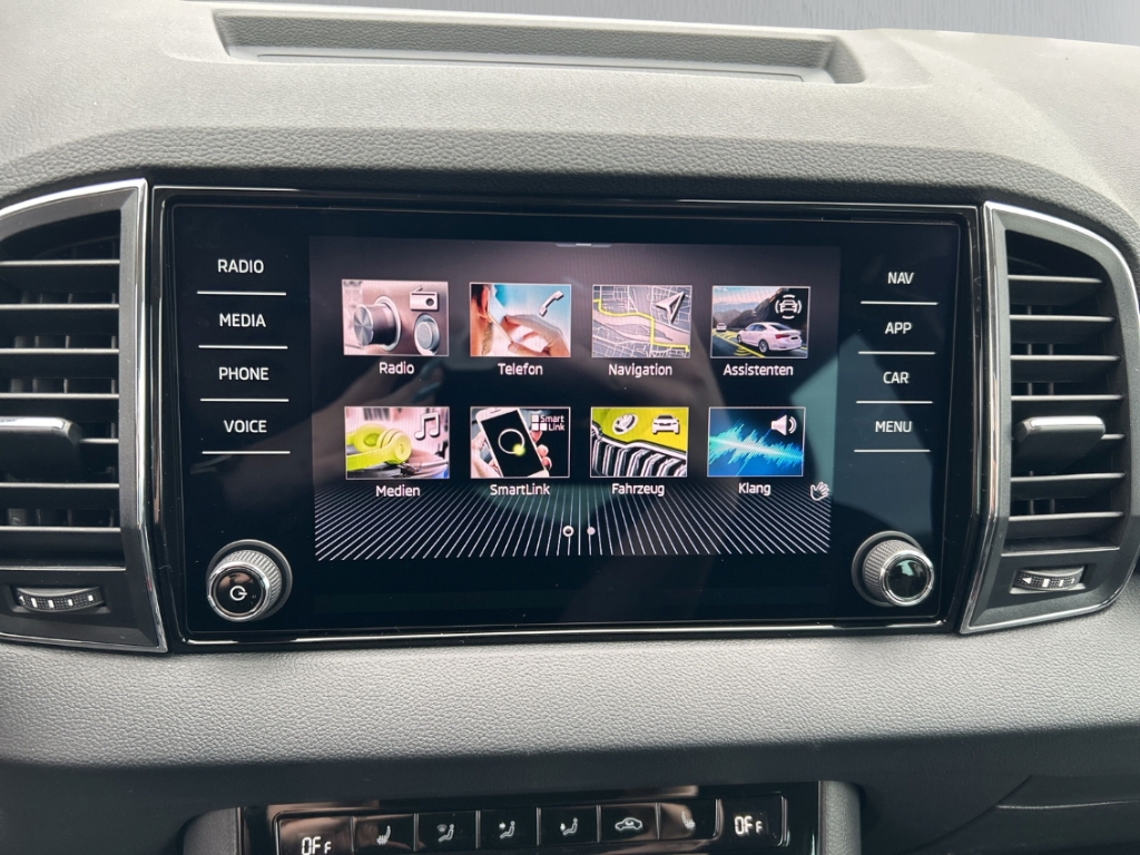 Fahrzeugabbildung SKODA Karoq 1.0 TSI Selection LED AHK Park Winter Komf