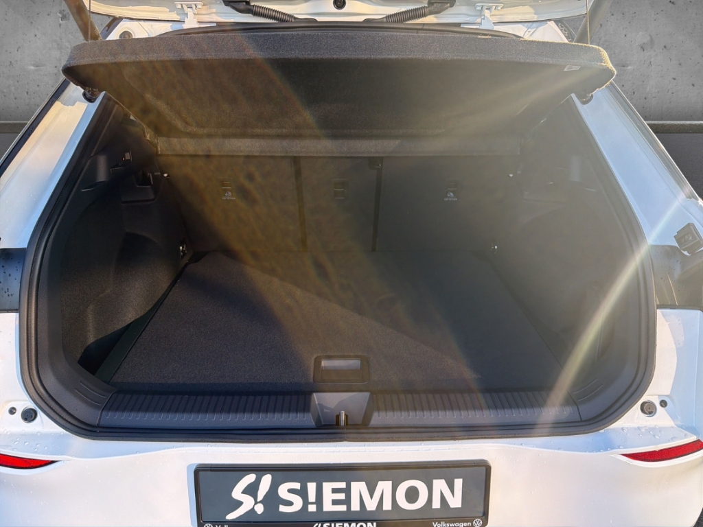 Fahrzeugabbildung Volkswagen T-Roc 1.5 eTSI DSG R-Line IQ.LIGHT Navi AHK el.K