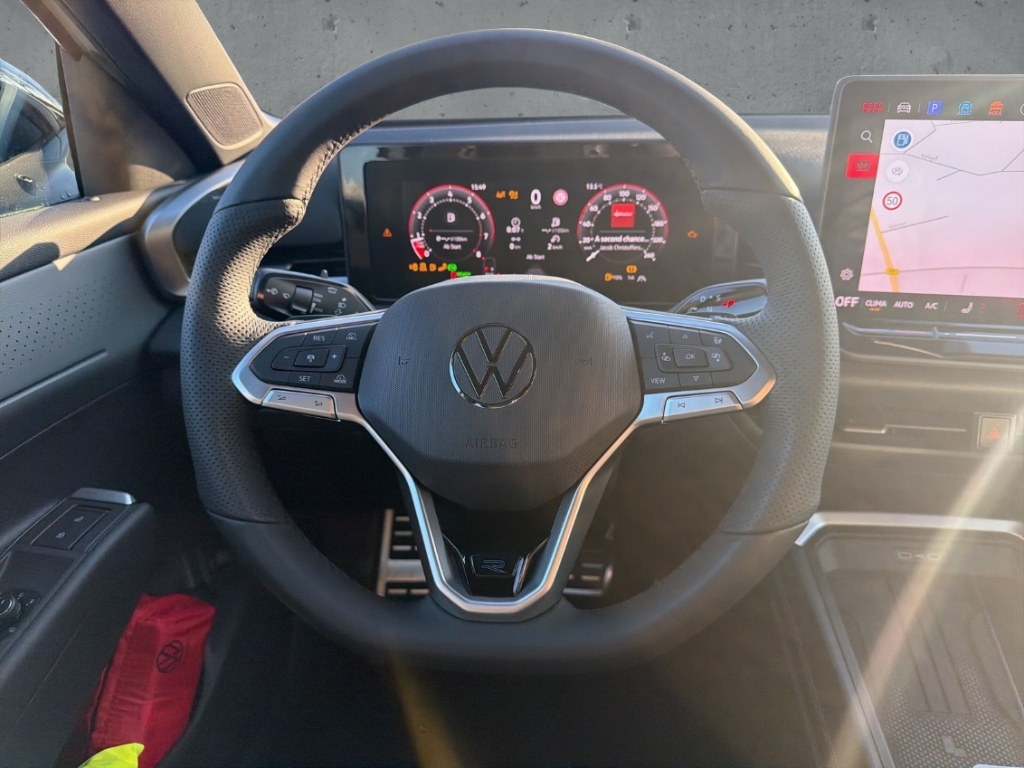 Fahrzeugabbildung Volkswagen T-Roc 1.5 eTSI DSG R-Line IQ.LIGHT Navi AHK el.K