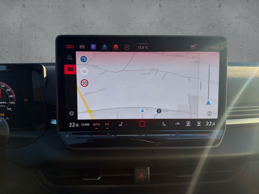 Fahrzeugabbildung Volkswagen T-Roc 1.5 eTSI DSG R-Line IQ.LIGHT Navi AHK el.K