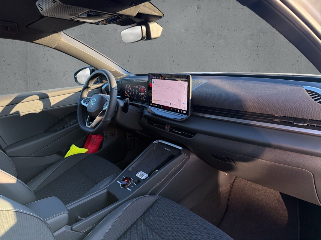 Fahrzeugabbildung Volkswagen T-Roc 1.5 eTSI DSG R-Line IQ.LIGHT Navi AHK el.K