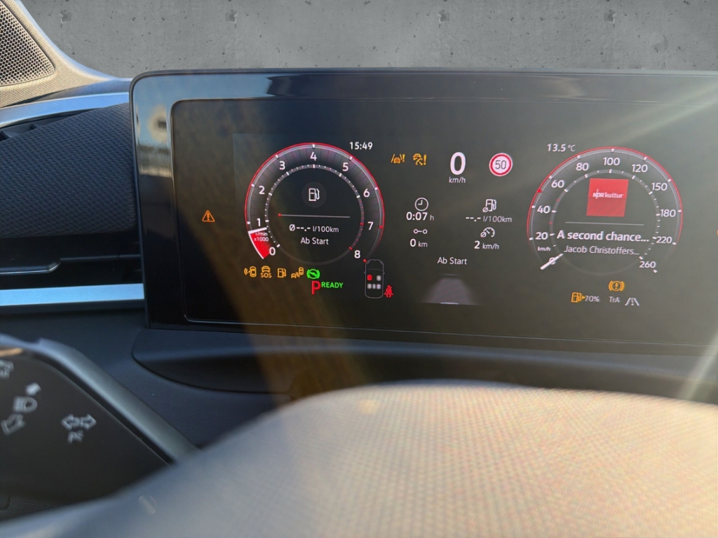 Fahrzeugabbildung Volkswagen T-Roc 1.5 eTSI DSG R-Line IQ.LIGHT Navi AHK el.K