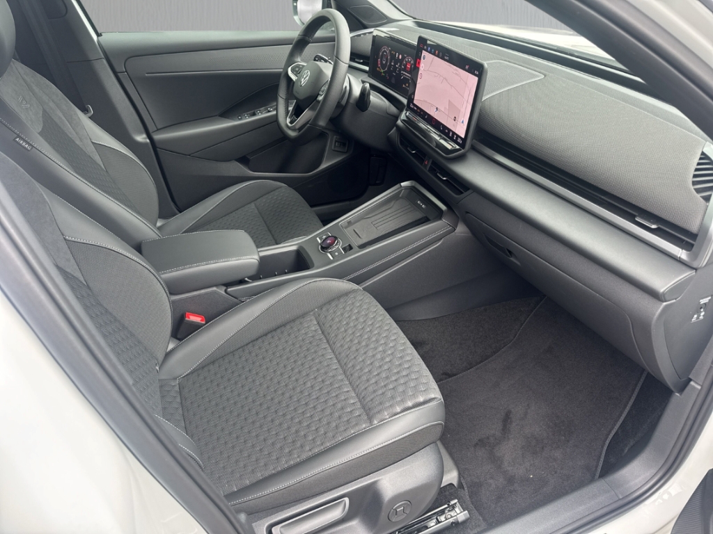Fahrzeugabbildung Volkswagen T-Roc 1.5 eTSI DSG R-Line IQ.LIGHT Navi AHK SHZ