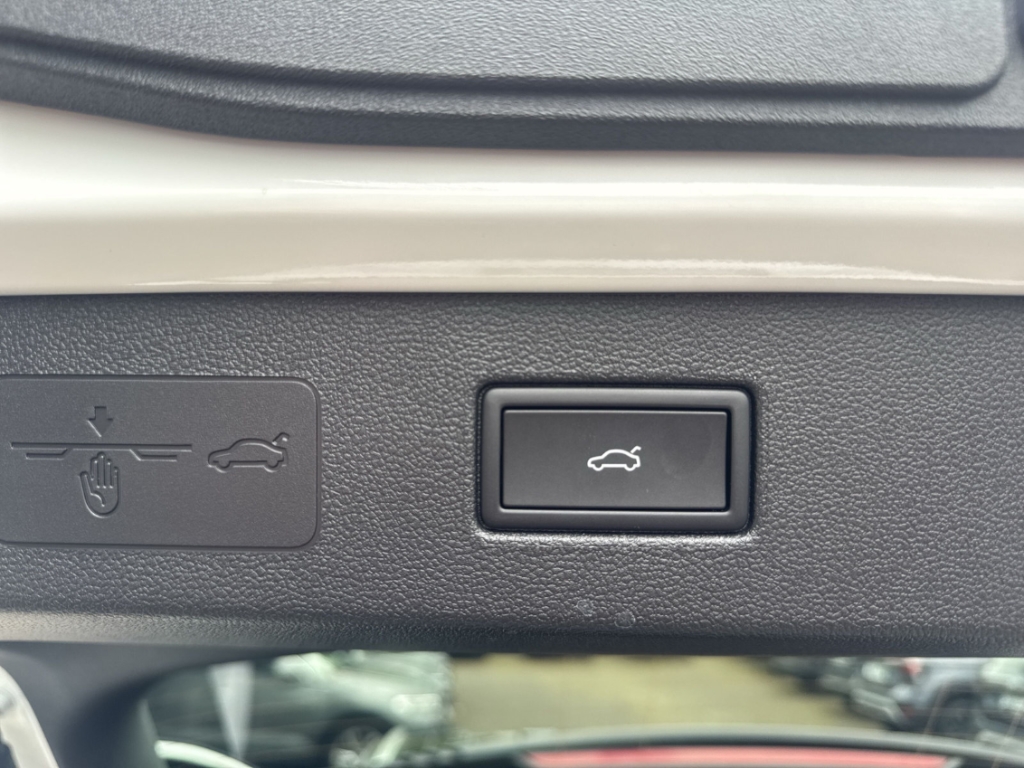Fahrzeugabbildung Volkswagen T-Roc 1.5 eTSI DSG R-Line IQ.LIGHT Navi AHK SHZ