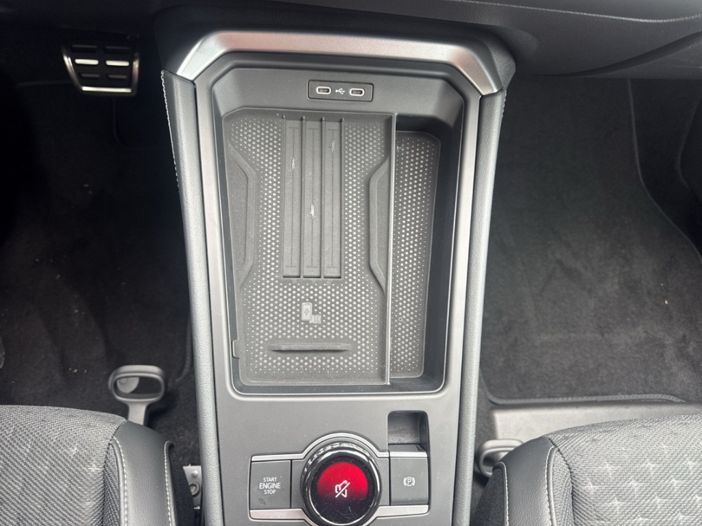Fahrzeugabbildung Volkswagen T-Roc 1.5 eTSI DSG R-Line IQ.LIGHT Navi AHK SHZ
