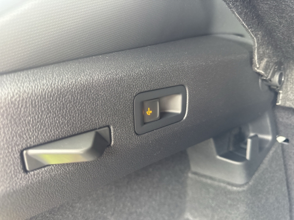 Fahrzeugabbildung Volkswagen T-Roc 1.5 eTSI DSG R-Line IQ.LIGHT Navi AHK SHZ