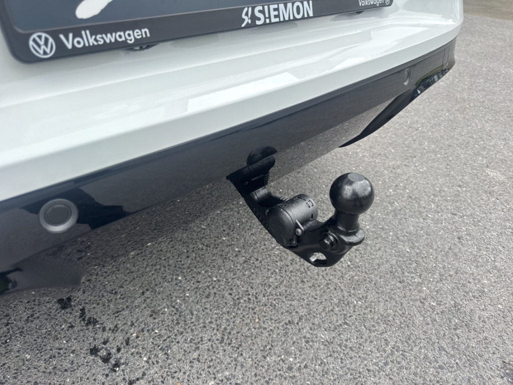 Fahrzeugabbildung Volkswagen T-Roc 1.5 eTSI DSG R-Line IQ.LIGHT Navi AHK SHZ