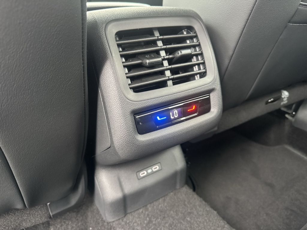 Fahrzeugabbildung Volkswagen T-Roc 1.5 eTSI DSG R-Line IQ.LIGHT Navi AHK SHZ