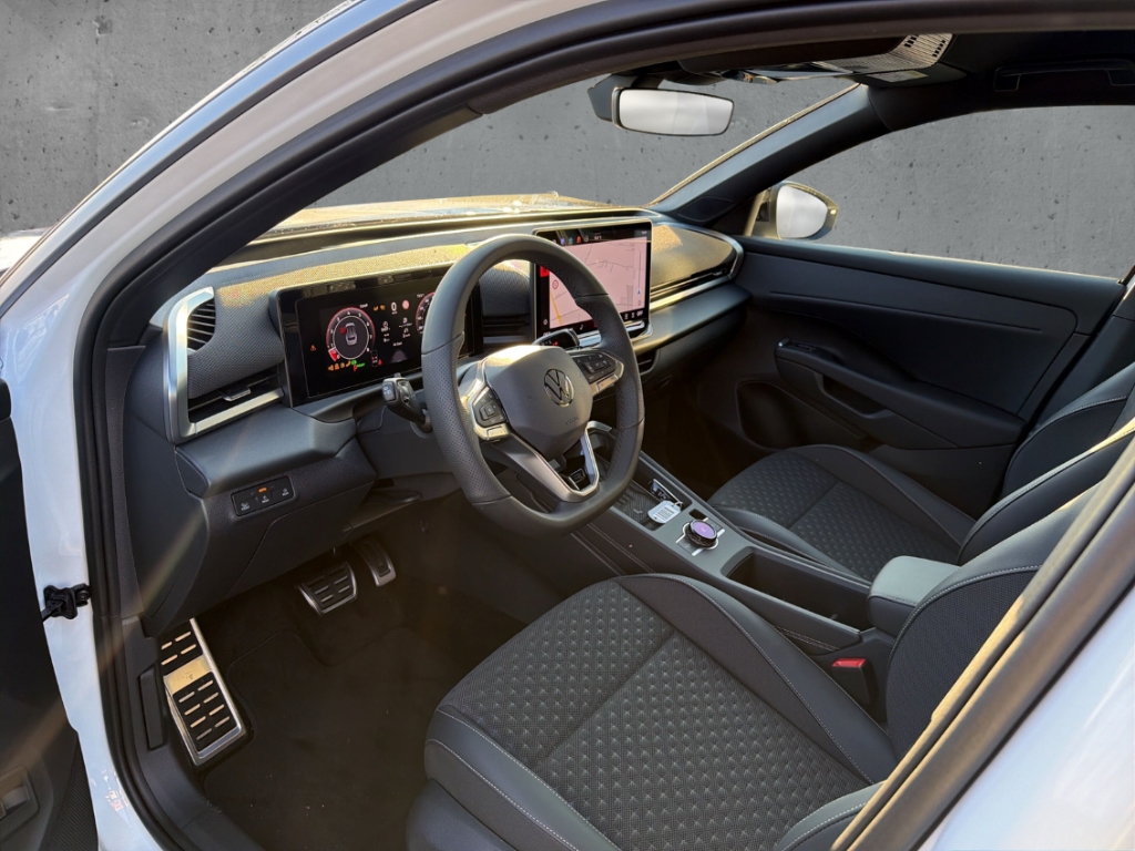 Fahrzeugabbildung Volkswagen T-Roc 1.5 eTSI DSG R-Line IQ.LIGHT Navi AHK el.K