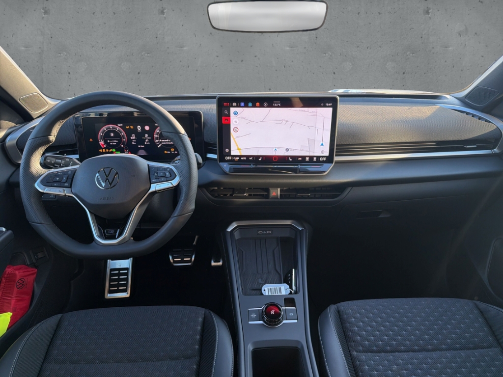 Fahrzeugabbildung Volkswagen T-Roc 1.5 eTSI DSG R-Line IQ.LIGHT Navi AHK el.K