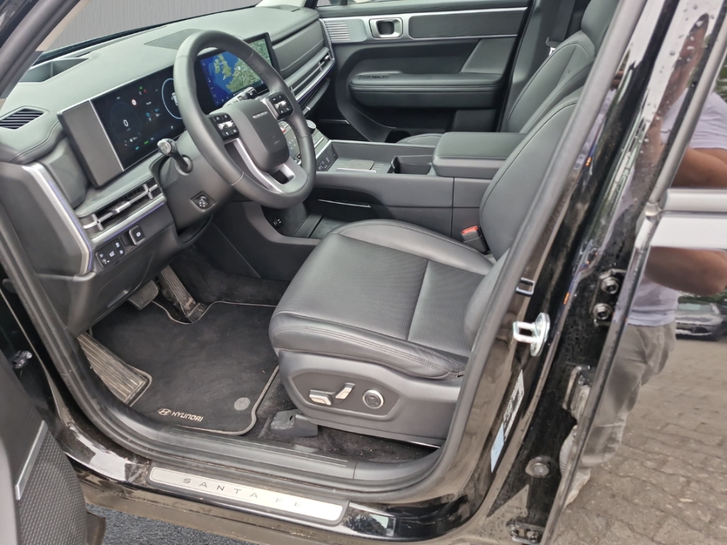 Fahrzeugabbildung Hyundai SANTA FE PHEV MY25 1.6 AT 4WD Signature Komf.P Tech.P AHK 5-Sitz Navi Leder Digi Cockpit