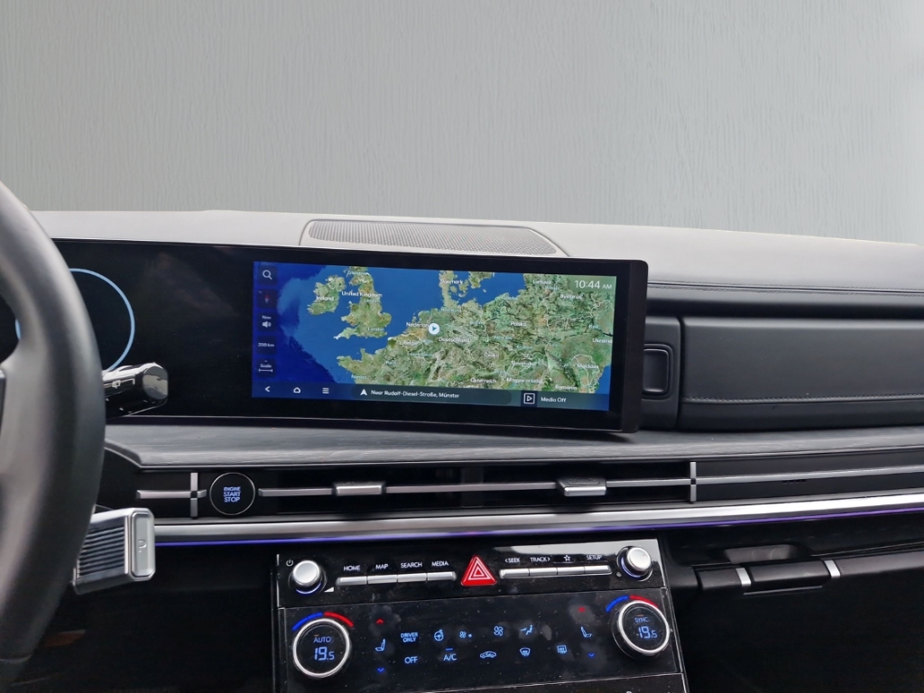 Fahrzeugabbildung Hyundai SANTA FE PHEV MY25 1.6 AT 4WD Signature Komf.P Tech.P AHK 5-Sitz Navi Leder Digi Cockpit