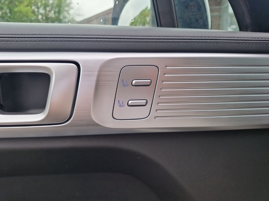Fahrzeugabbildung Hyundai SANTA FE PHEV MY25 1.6 AT 4WD Signature Komf.P Tech.P AHK 5-Sitz Navi Leder Digi Cockpit