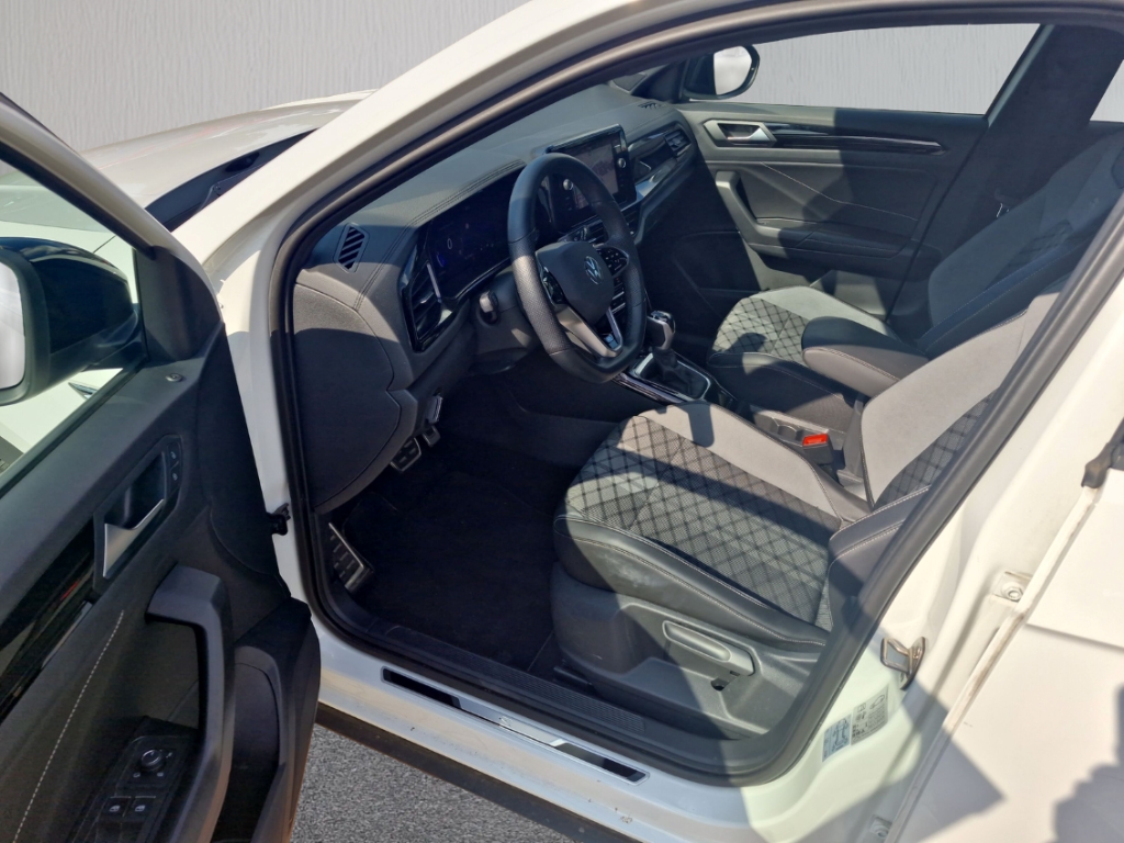 Fahrzeugabbildung Volkswagen T-Roc R-Line 1.5 TSI DSG IQ.Light BlackStyle Sportpaket Navi LED Blendfreies Fernl.